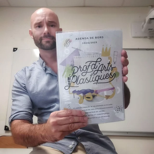 Une rentrée pluvieuse 🌧 mais en bonne compagnie avec mon agenda ! 📗🎒
Merci encore pour votre soutien cette année dans ce projet. J'espère qu'il vous aidera pour vous organiser au mieux. N'hésitez pas à me contacter pour proposer des améliorations pour le rendre toujours plus efficace ! 💪
Pour les retardataires, vous pouvez encore le commander sur mon site. 😀
Bonne reprise ! 

#profs #enseignant #agendaprofs #gringolivier #agendaenseignant